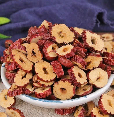 Táo đỏ cắt lát